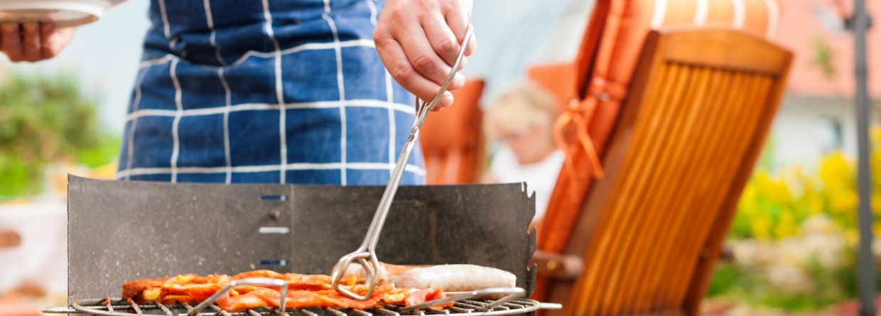 In de achter tuin aan het bbqen 