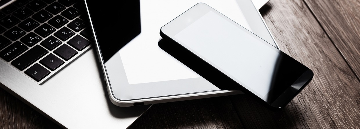 schade particulier, wonen, toetsenbord, tablet, pc, houten bureau