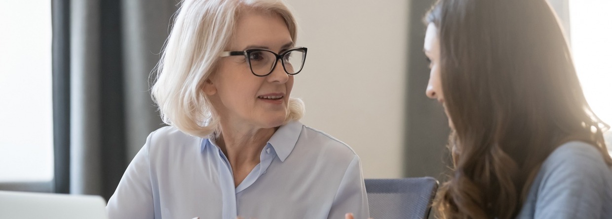 Verschillende leeftijden werknemers zittend aan de balie samen te werken bespreken project, schade zakelijk, verzekeringen, poortwachter, werkwijzer poortwachter