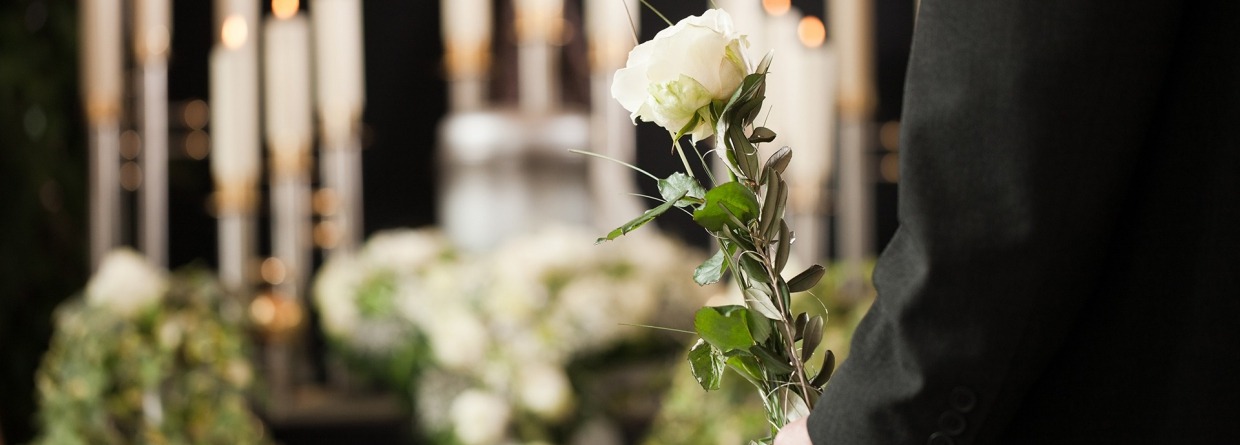 uitvaart, bloemen, kaarsen, man met bloem