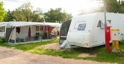 Caravans op een camping